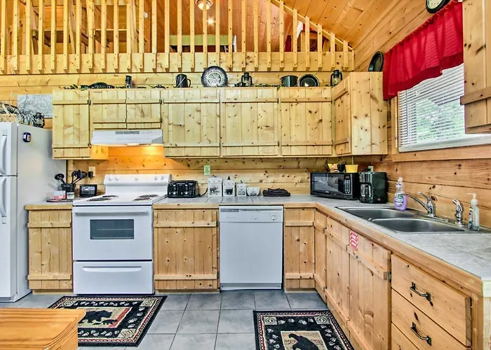 Cabin With Hot Tub And Deck About 12 Mi To Pigeon Forge!