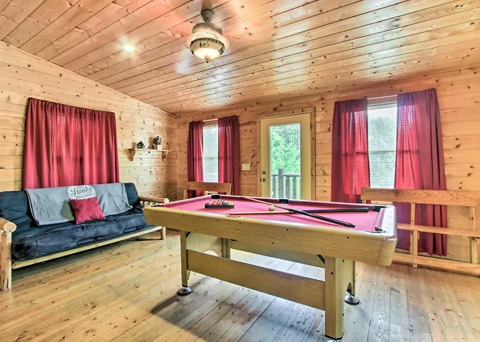 Cabin With Hot Tub And Deck About 12 Mi To Pigeon Forge!