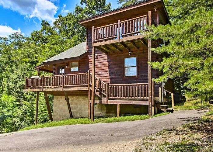 Cabin With Hot Tub And Deck About 12 Mi To Pigeon Forge!