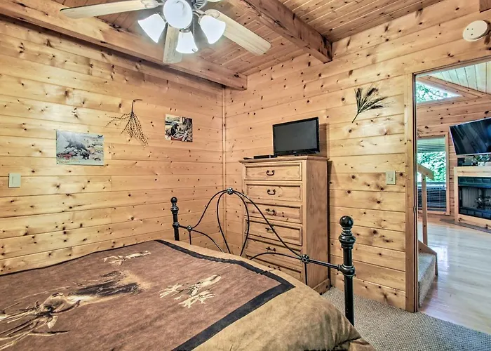 Cabin With Hot Tub And Deck About 12 Mi To Pigeon Forge!