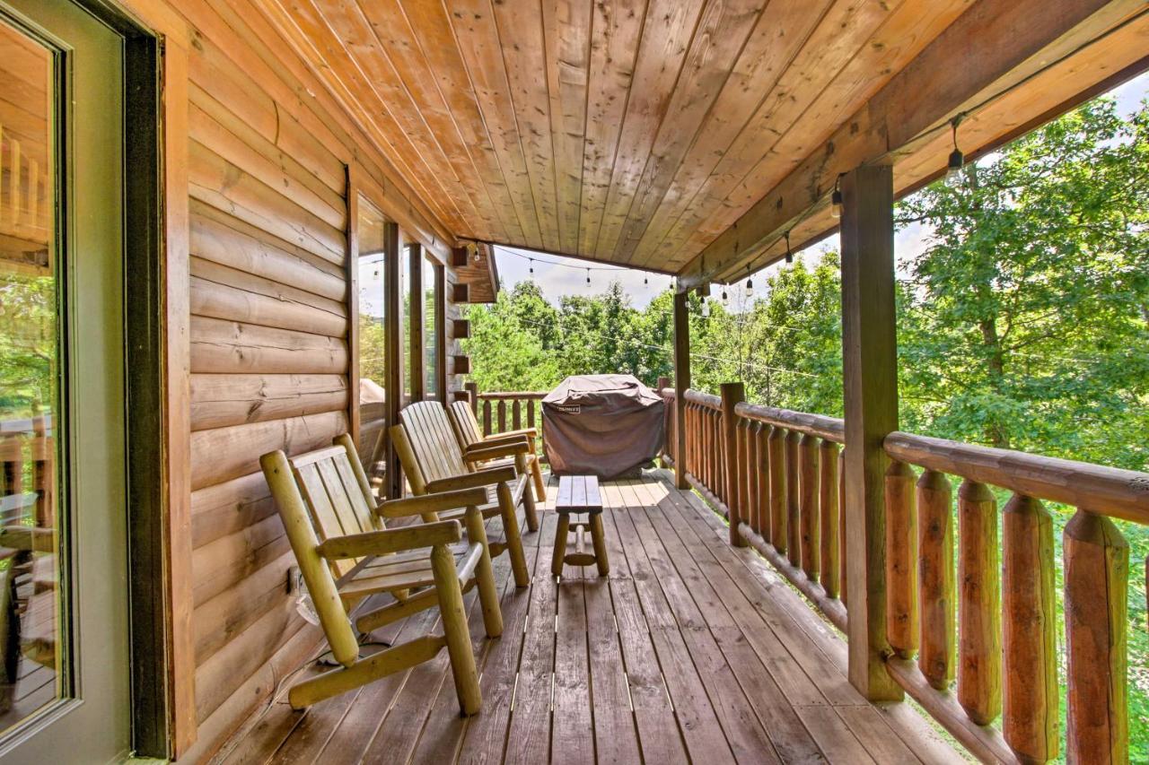 Hébergement de vacances With Hot Tub And Deck About 12 Mi To Pigeon Forge!