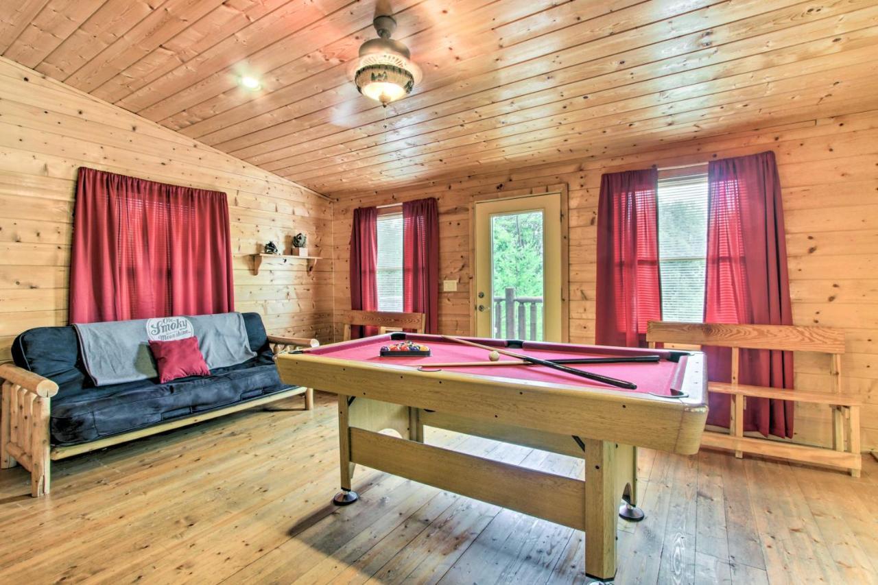 Hébergement de vacances With Hot Tub And Deck About 12 Mi To Pigeon Forge!