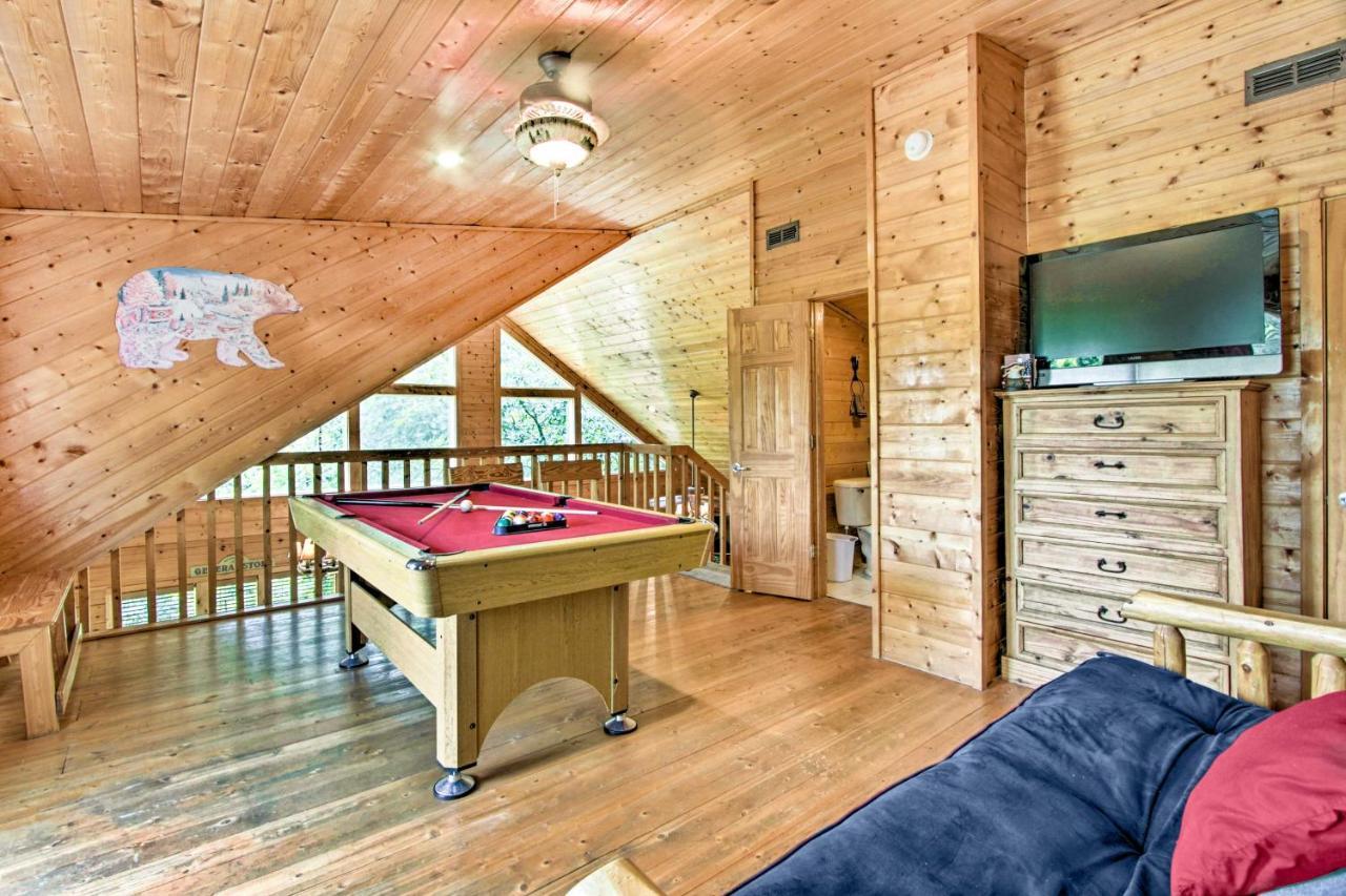 Hébergement de vacances With Hot Tub And Deck About 12 Mi To Pigeon Forge!