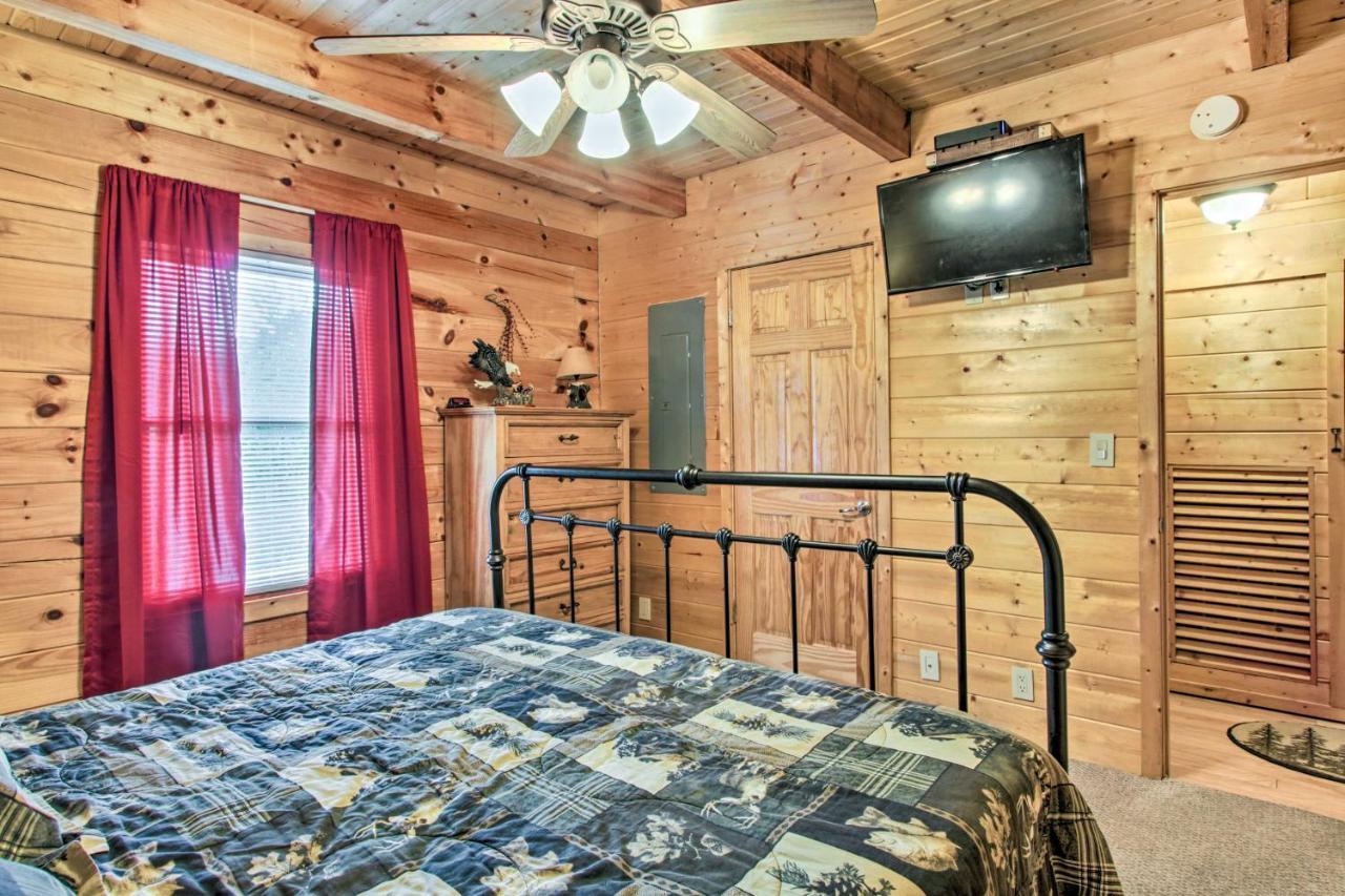 Hébergement de vacances With Hot Tub And Deck About 12 Mi To Pigeon Forge! Sevierville