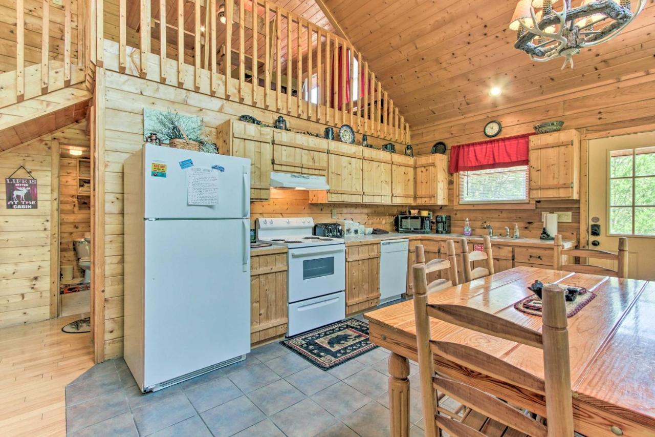 Hébergement de vacances With Hot Tub And Deck About 12 Mi To Pigeon Forge!