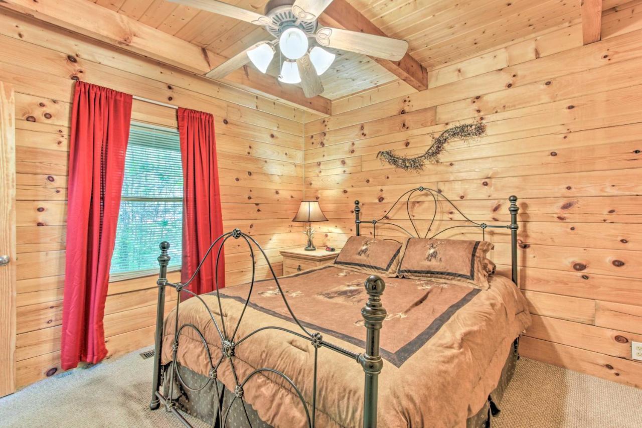 With Hot Tub And Deck About 12 Mi To Pigeon Forge! Hébergement de vacances Sevierville